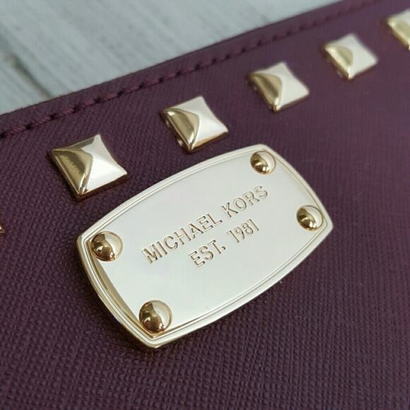 Michael Kors Saffiano Studded zip clutch merlot - Picture 4 of 7